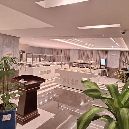 Hotel Maden Alrawda Medina Esterno foto The lounge at the airport