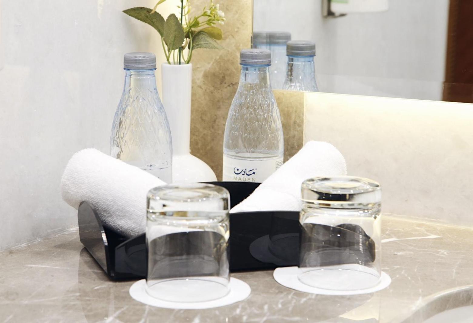 Hotel Maden Alrawda Medina Esterno foto Bottled water in a hotel room