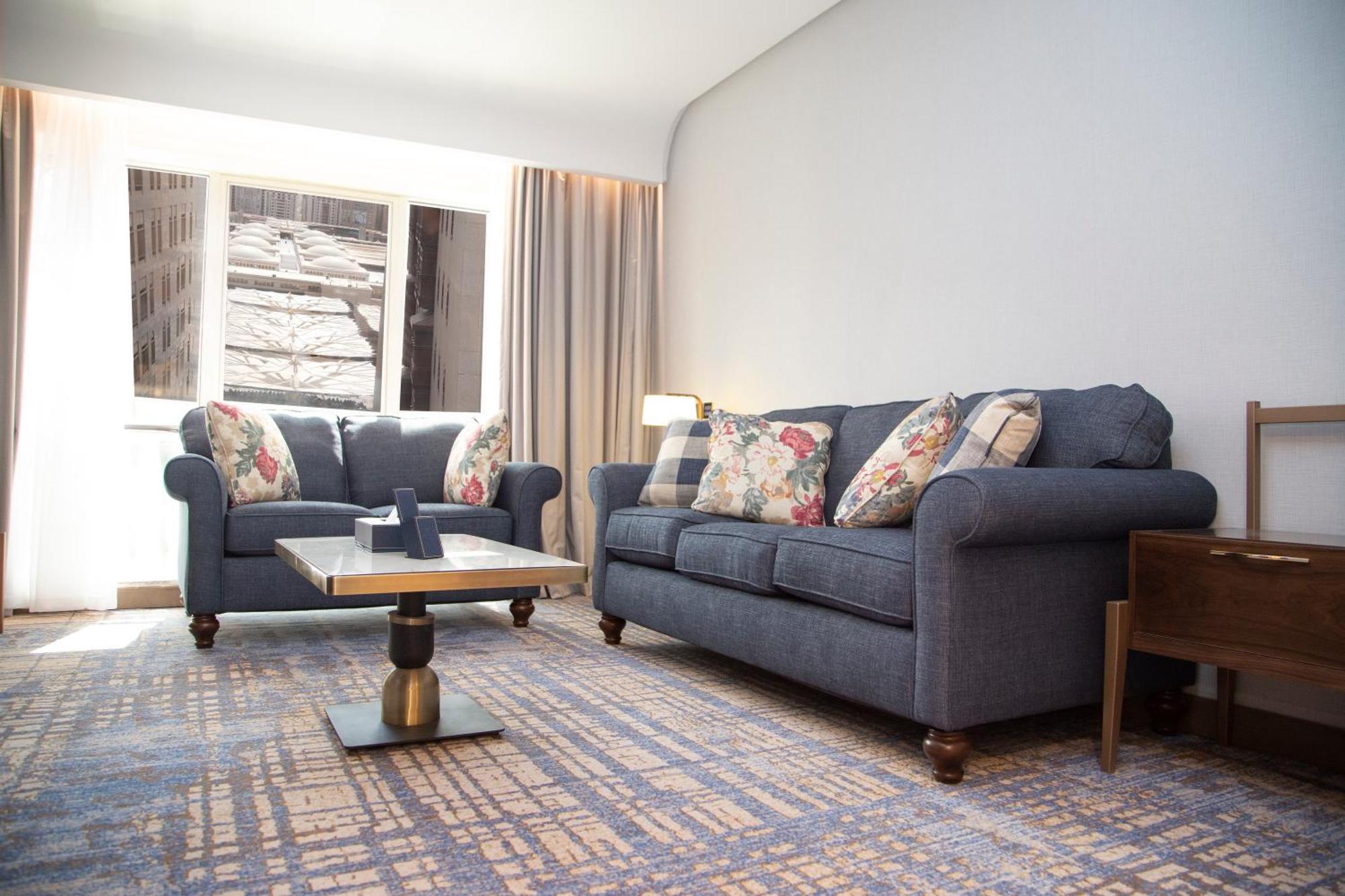 Hotel Maden Alrawda Medina Esterno foto A living room in a suite at the hotel