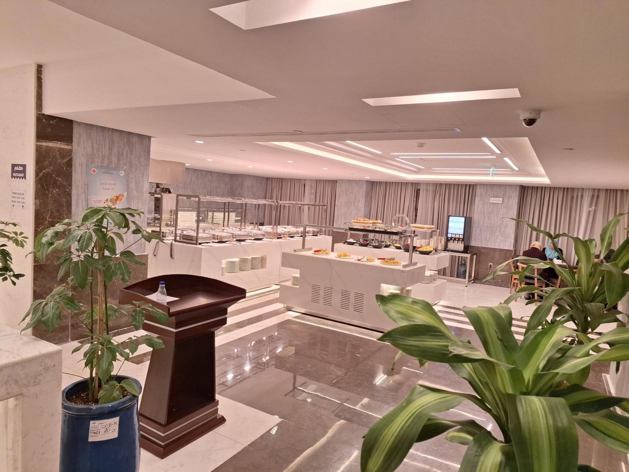 Hotel Maden Alrawda Medina Esterno foto The lounge at the airport