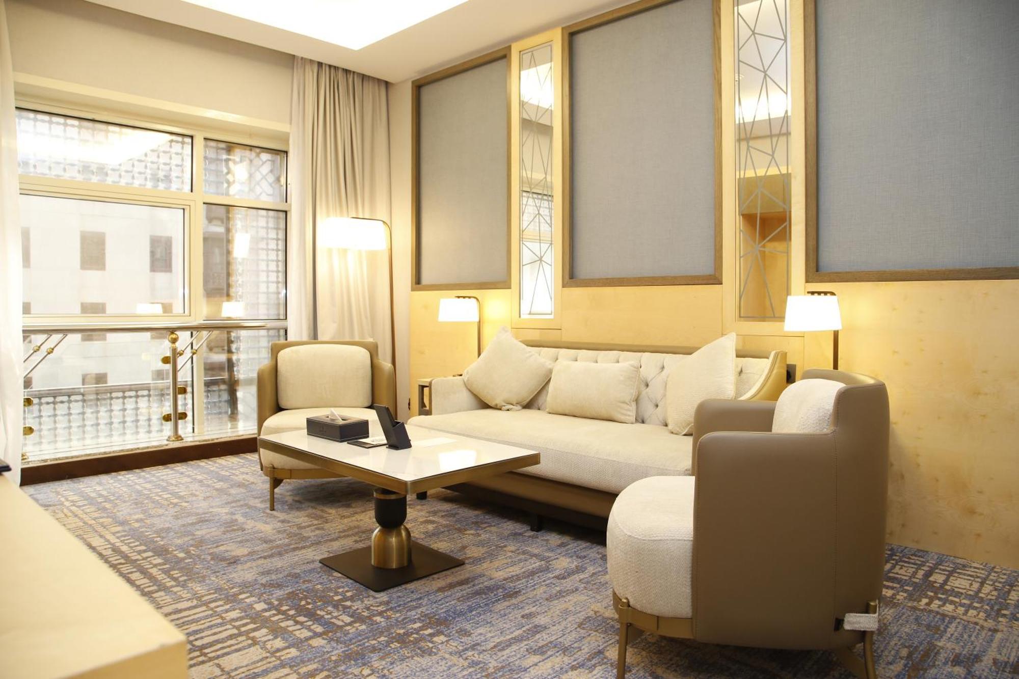 Hotel Maden Alrawda Medina Esterno foto A living room in a suite at the Ritz-Carlton, DIFC